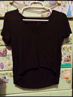Black flowy short sleeve v neck crop top